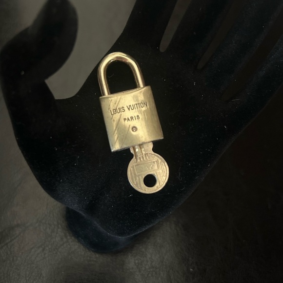 Louis Vuitton #206 series Lock & Key - Picture 5 of 8